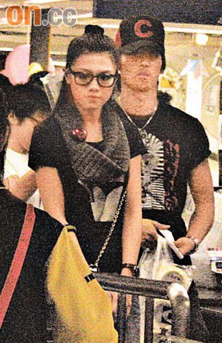 周秀娜翘手等男友给钱 专买便宜货(组图)